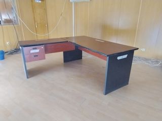 Mesa de oficina de madera marrón