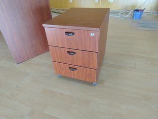 Mesa de oficina de madera marrón
