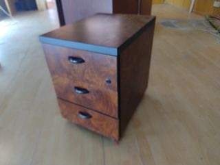 Mesa de oficina de madera marrón