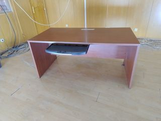 Mesa de oficina de madera marrón