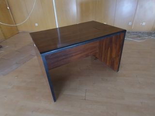 Mesa de oficina de madera marrón