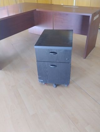 Mesa de oficina de madera marrón