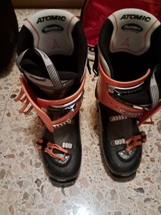 Esquís y Bastones mas botas. Talla 43. Miden 163cm