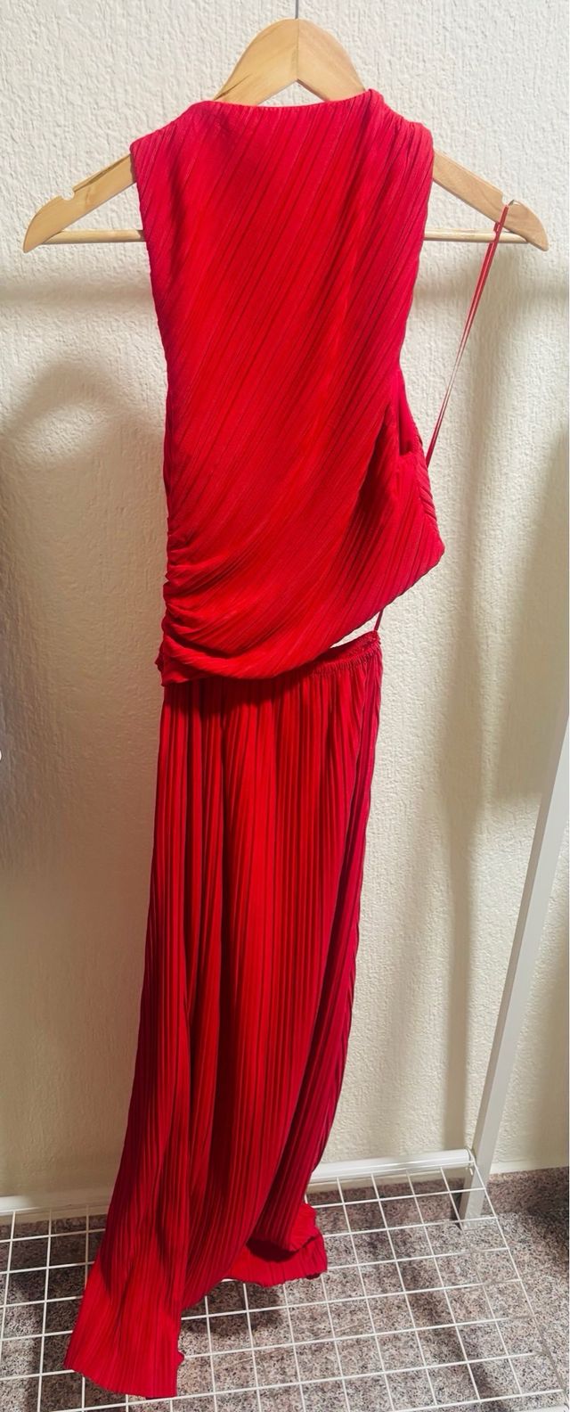 Vestido plisado largo en color rojo de Zara