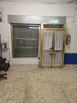 Puerta cristalera negocio con persiana