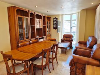 Mueble de madera maciza