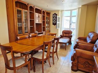 Mueble de madera maciza