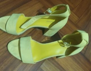 Sandalias amarillas tacón talla 39