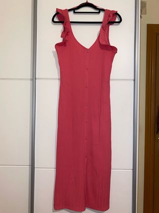 Vestido Zara rosa con volantes en hombros