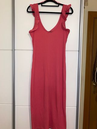 Vestido Zara rosa con volantes en hombros
