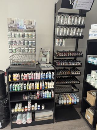 Liquidación materiales tienda de pinturas.