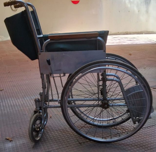 Sedia a rotelle usata