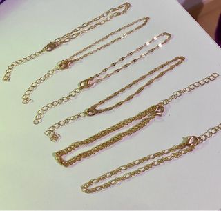 Tobilleras y pulseras doradas