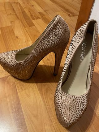 Zapatos de tacón dorados con pedrería