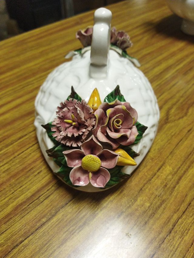 Sopera de porcelana con flores