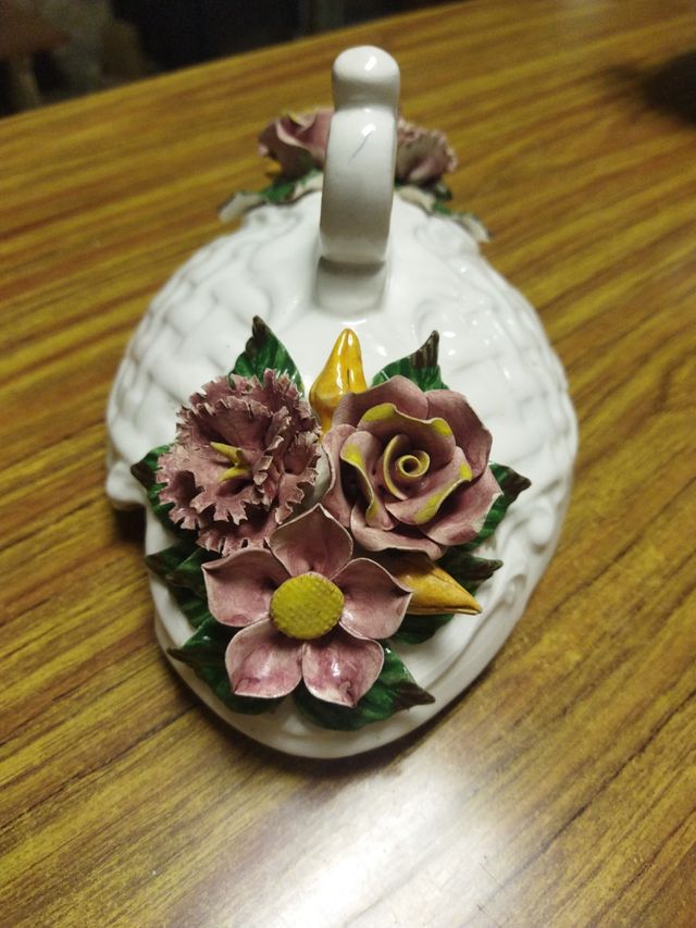 Sopera de porcelana con flores
