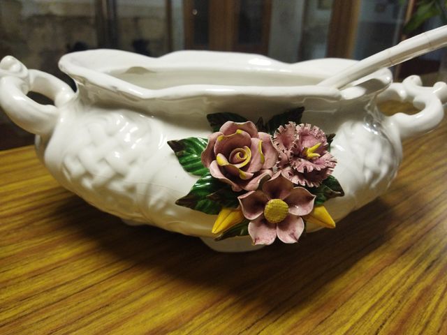 Sopera de porcelana con flores