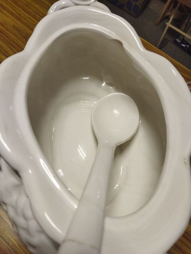 Sopera de porcelana con flores