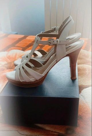 Sandalias blancas de tacón