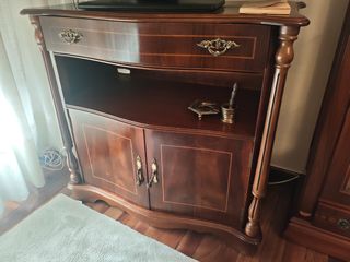 Mueble TV madera oscura.
