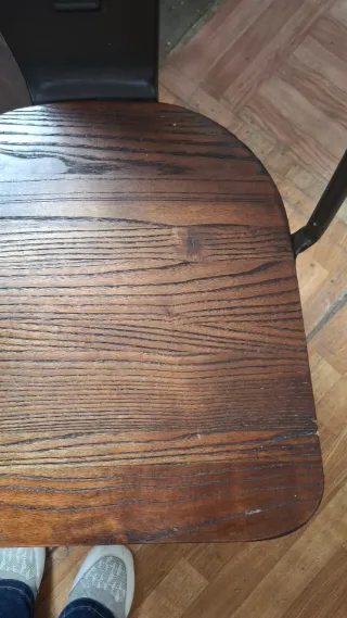 Mesa y 4 sillas de metal y madera