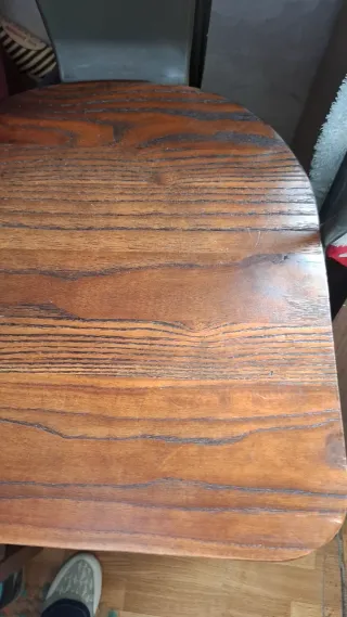 Mesa y 4 sillas de metal y madera