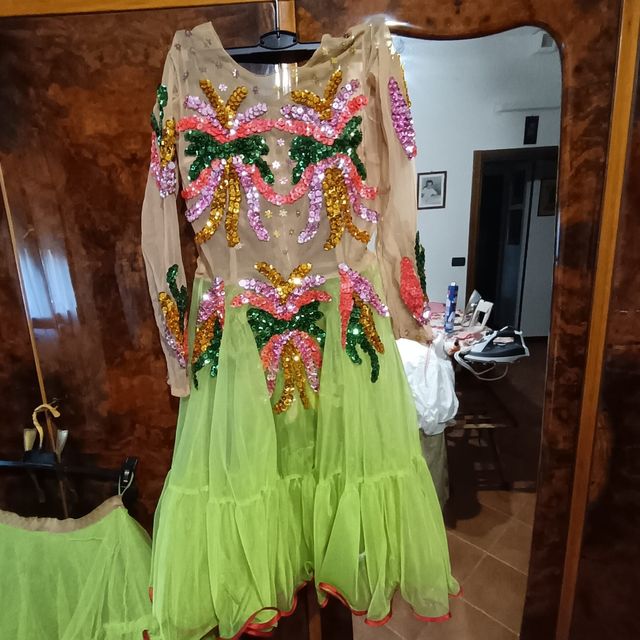 Abito da ballo con paillettes