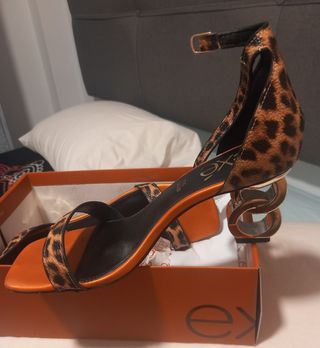 Sandalias leopardo tacón dorado