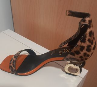 Sandalias leopardo tacón dorado