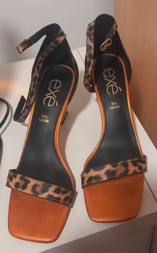Sandalias leopardo tacón dorado