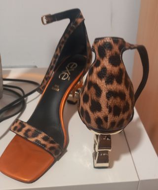 Sandalias leopardo tacón dorado