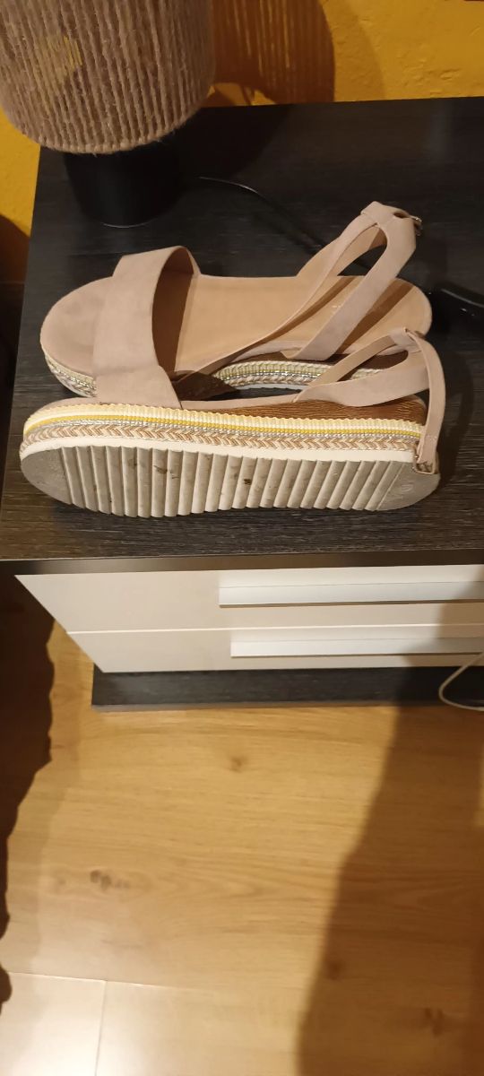 Vendo 3 pares de sandalias nuevas por 30€