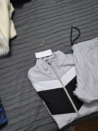 Chándal gris y blanco