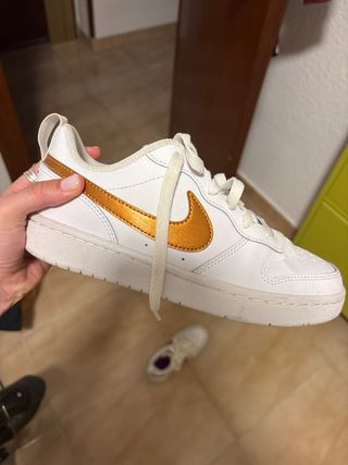 Zapatillas Nike Blancas y Doradas