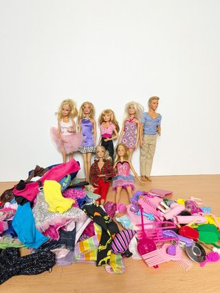 Lote muñecas Barbie, ropa y accesorios