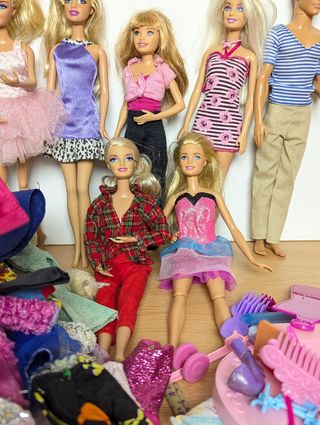 Lote muñecas Barbie, ropa y accesorios