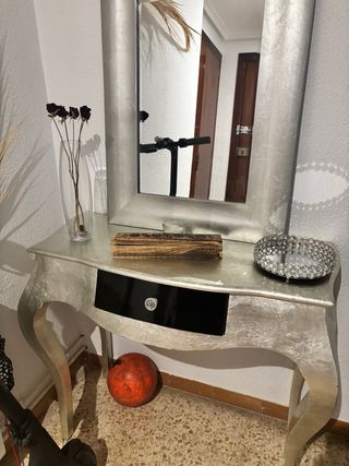Mueble de entrada plateado y negro