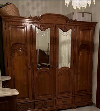 Armario de madera con puertas de cristal