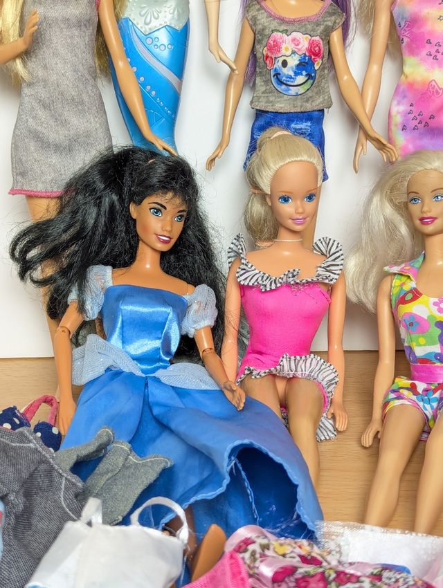 Lote Muñecas Barbie y Ropa