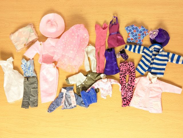 Lote Muñecas Barbie y Ropa