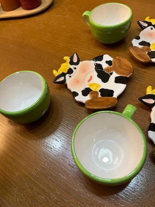 Juego de tazas y platillos de cerámica