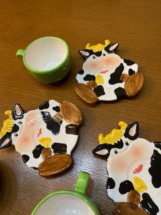 Juego de tazas y platillos de cerámica