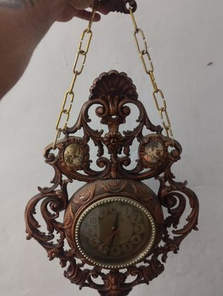 Reloj de pared antiguo decorativo