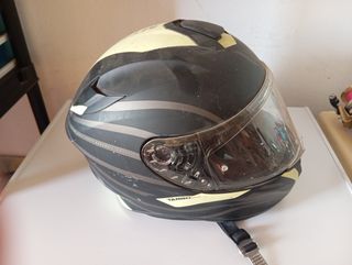 Casco de moto negro y amarillo
