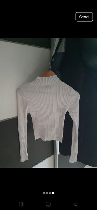 Camiseta blanca de cuello alto