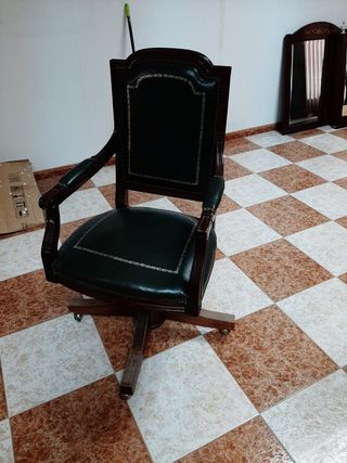Silla giratoria de despacho de cuero y caoba