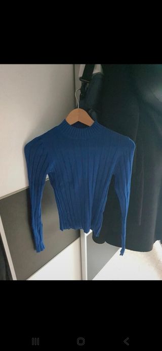 Camiseta azul de cuello alto