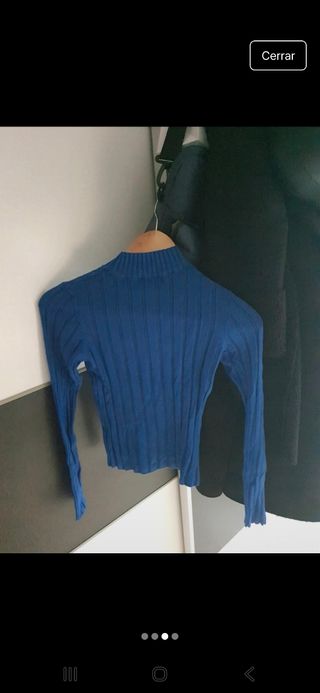 Camiseta azul de cuello alto