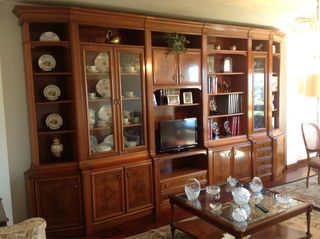 Mueble de salón de madera y cristal