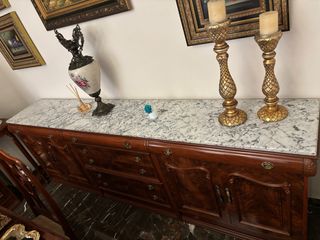 Aparador de madera con tapa de mármol